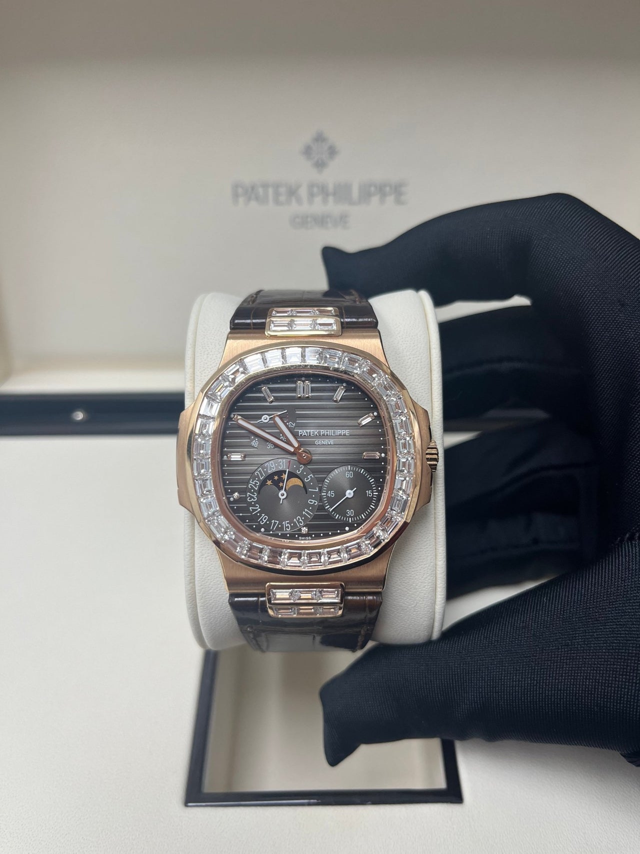 Patek Philippe 5724: Discover the Elegant Nautilus in Rose Gold and Diamonds